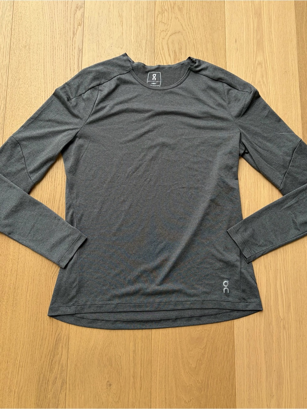 On Running Men’s Long Sleeve Crew Shirt - Charcoal- Medium
